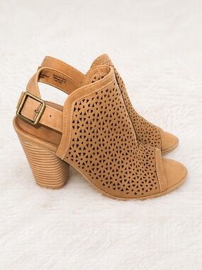 Universal Thread Tan Cutout Peep Toe Booties Heels Size 9 Chunk Heel